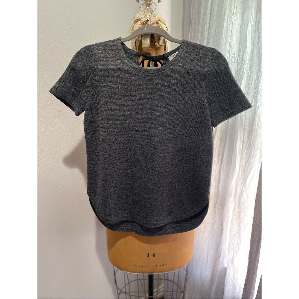 Madewell short sleeves and back bow closing. Great material. Ladies SZ XS beauti
